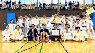 全九州大学空手道選手権大会において男子団体組手優勝、 男女形競技にてそれぞれ準優勝！