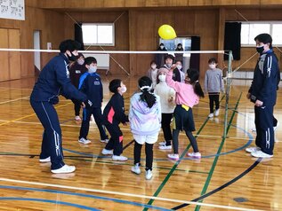 花園学童クラブと長崎国際大学強化指定部バレーボール部・テニス部コラボ企画 大学生と一緒にスポーツ（テニス・バレーボール）を体験しよう！を実施しました
