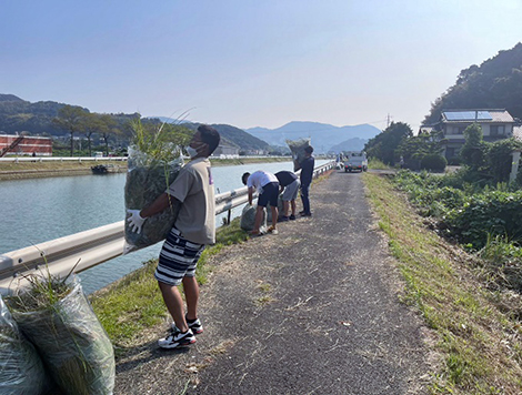 南風崎2区宮村川河口土手の草刈りに参加しました。