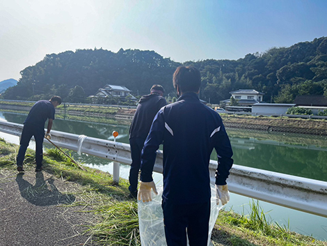 南風崎2区宮村川河口土手の草刈りに参加しました。