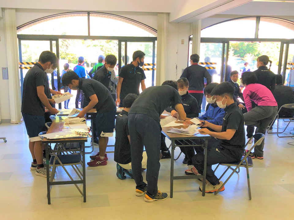 大会本部内における作業風景