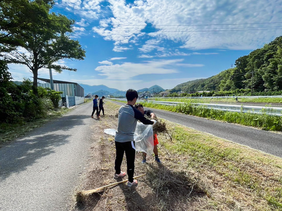 南風崎2区宮村川河口土手の草刈りに参加しました。